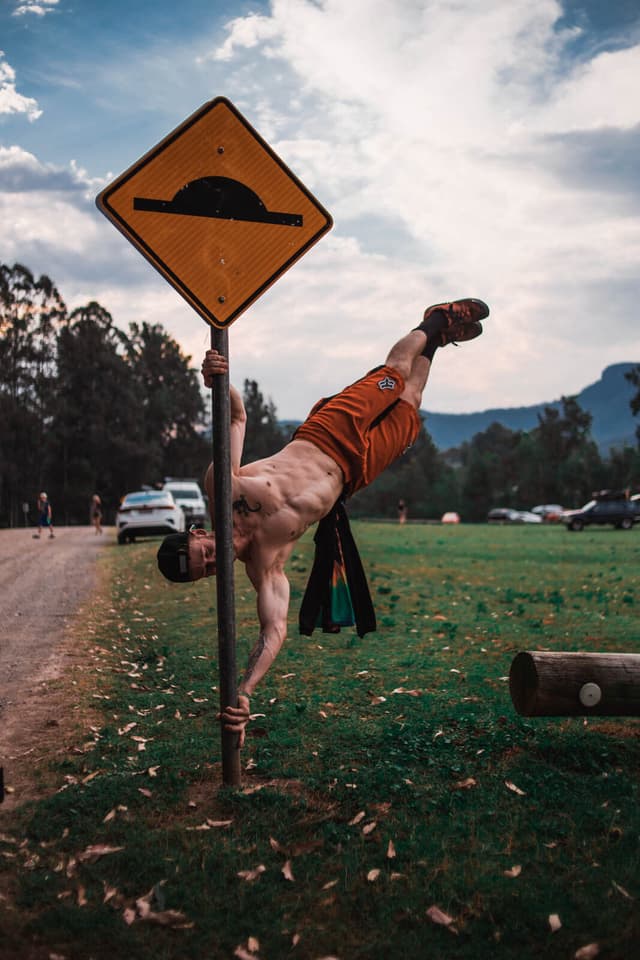 Coach sportif en action