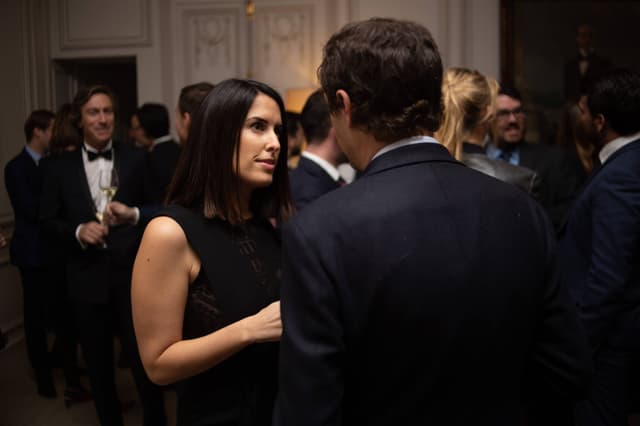 Personnes discutant lors d'un cocktail