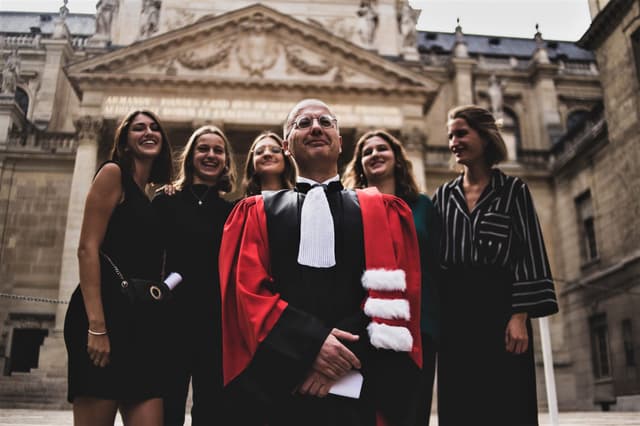Portrait d'un étudiant avec son diplôme