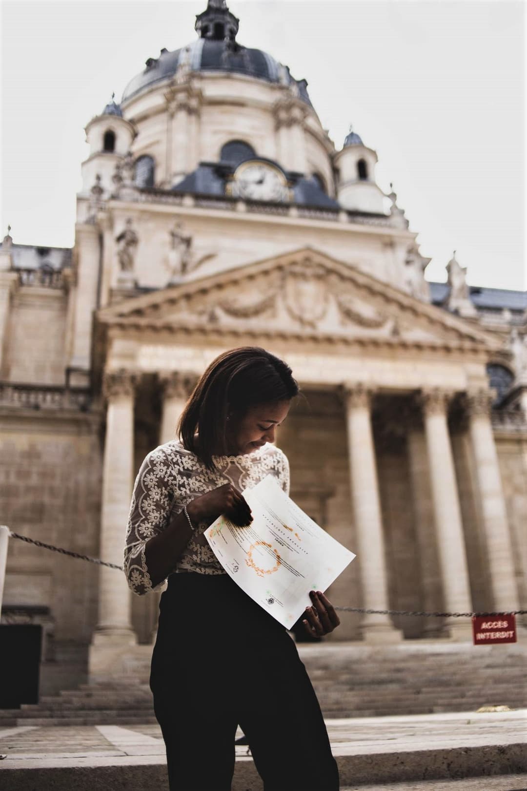 Étudiant célébrant sa remise de diplôme