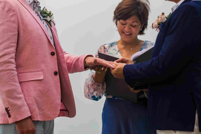 Couple de mariés s'embrassant