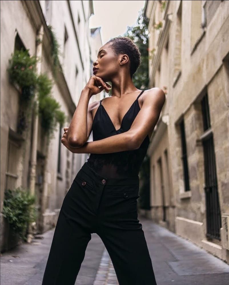 Portrait d'une artiste peintre dans son atelier