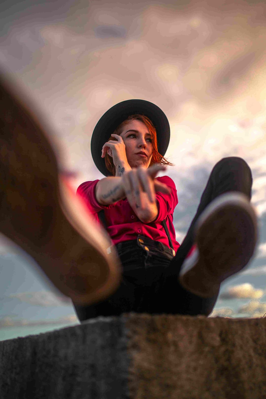 Portrait d'une femme souriante en extérieur